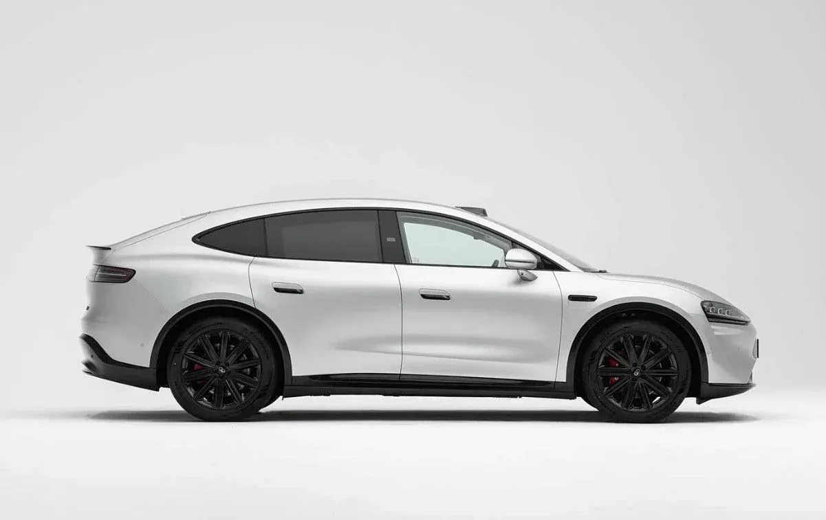 852 km Reichweite, Ladezeit in 15 Minuten und vier LiDARs ab 34.000 Euro: So sieht der neue SUV von Huawei und Chery aus