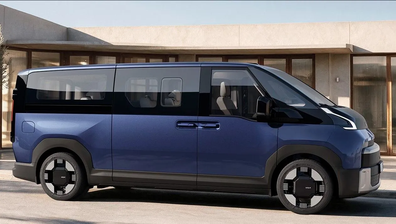 9 posti, 460 km e una tecnologia a 800 volt per la nuova KIA PV7