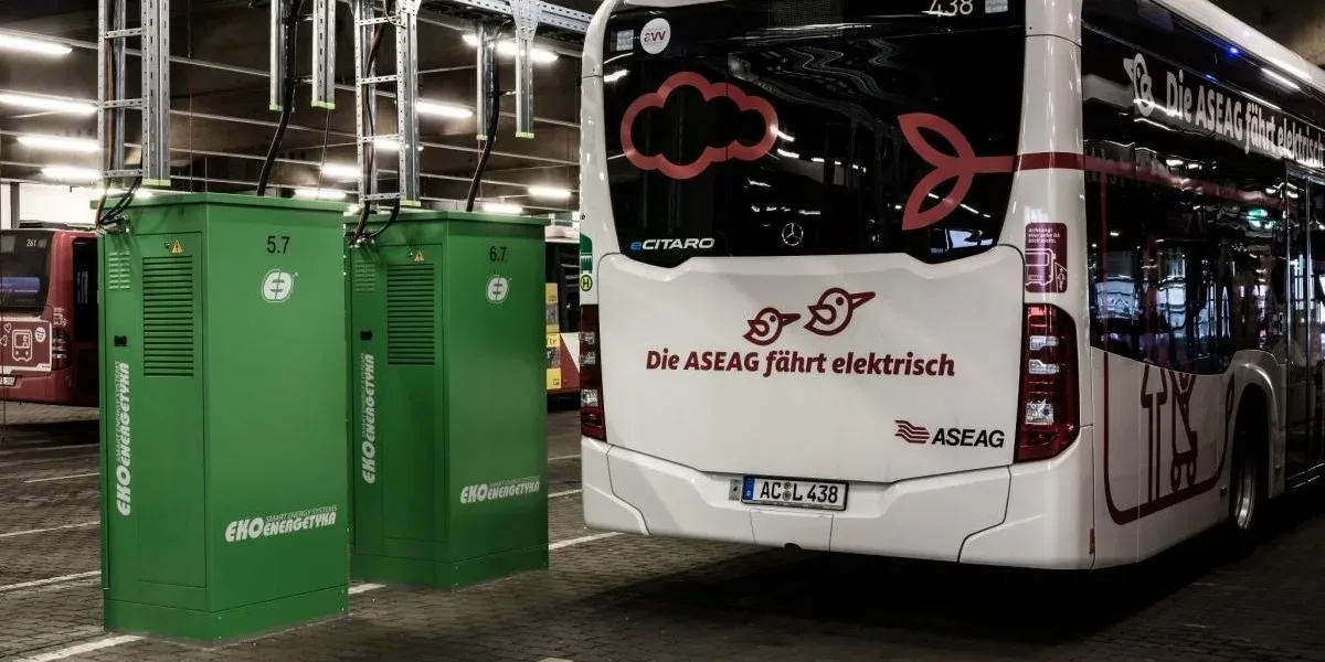 Image 1: Elektrobusse an der Ladeinfrastruktur auf dem Betriebshof der ASEAG in Aachen.