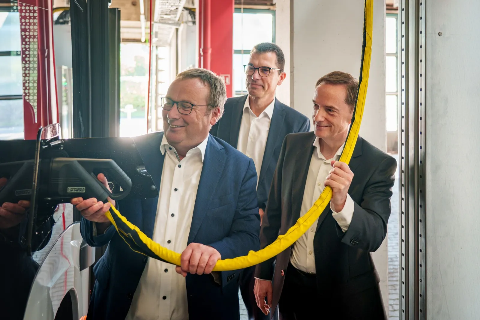 Image 2: ASEAG-Projektleiter Niklas Birk vor der neuen Ladeinfrastruktur auf dem Betriebshof in Aachen.