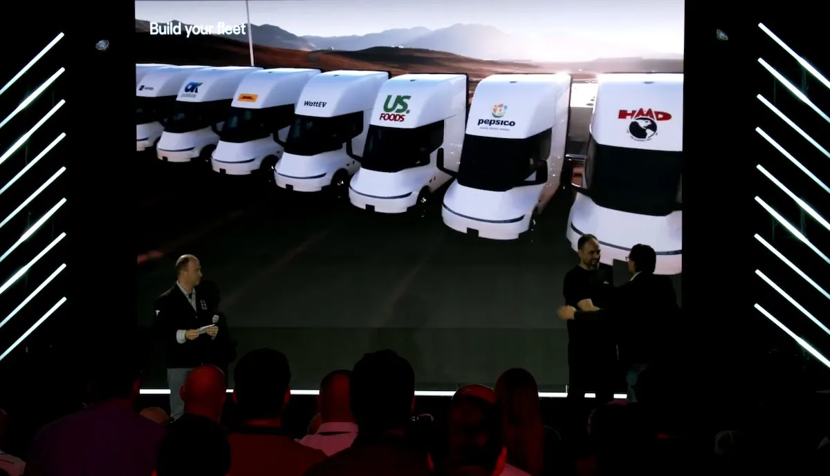 Atualmente: A Tesla inicia as entregas do Semi de produção em série para os clientes com um evento em Nevada