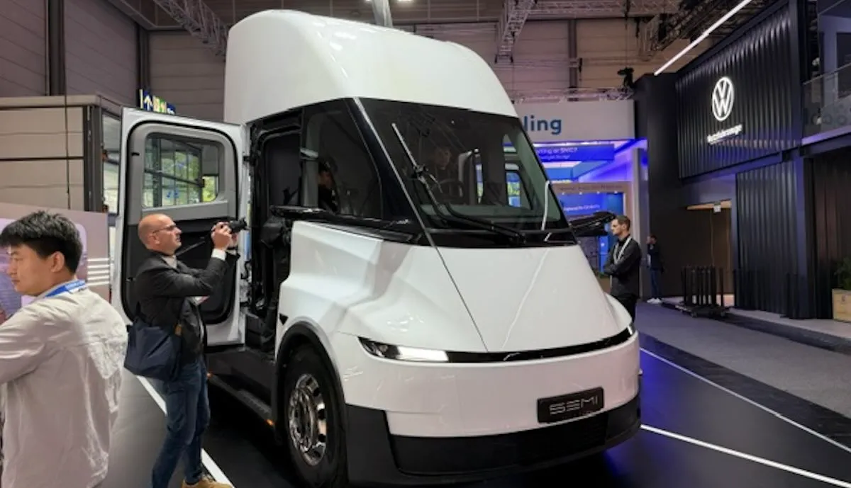 Attualmente: Tesla presenta il Semi per la seconda volta a una fiera ad Hannover, con possibilità di versione Long Range per l’Europa