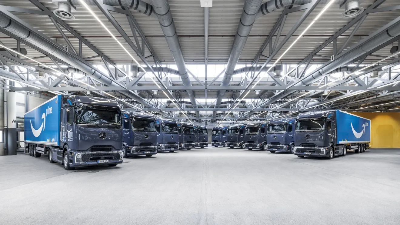 Immagine 2: Mercedes-Benz eActros 600 durante la consegna dei primi veicoli ad Amazon in Germania.