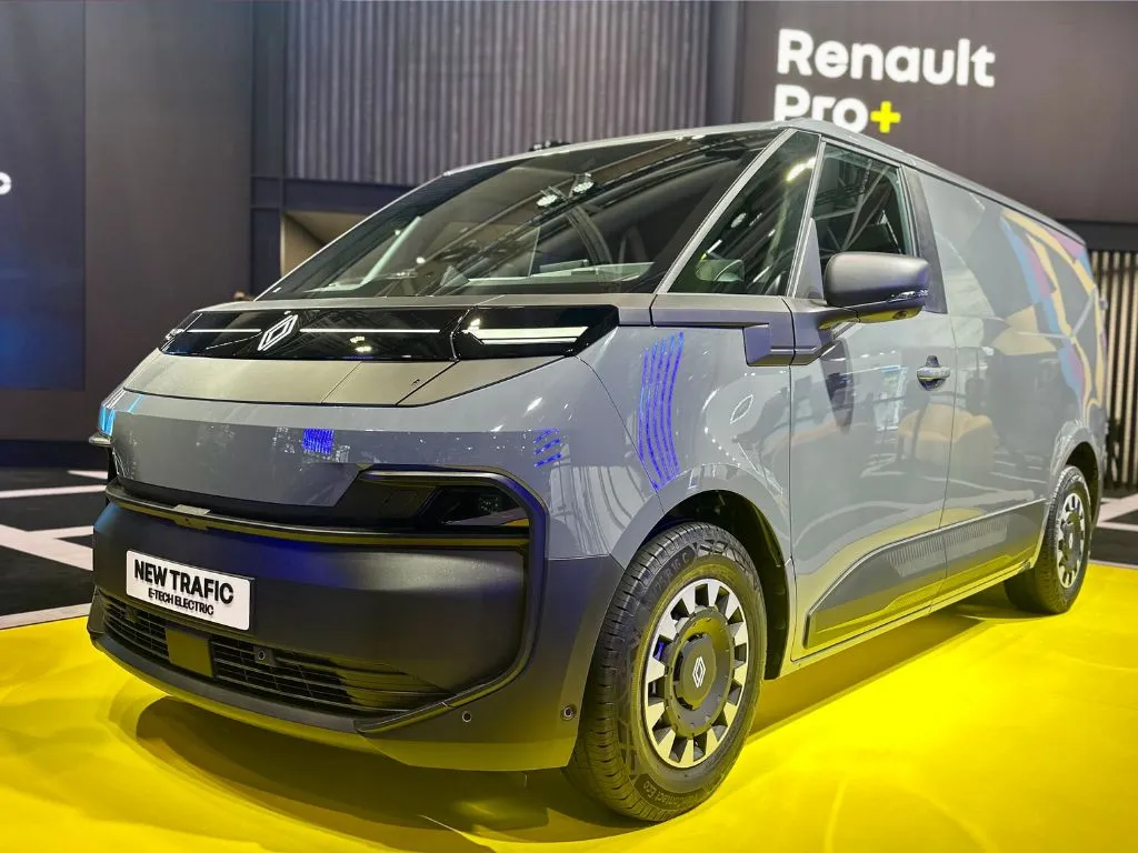 Architettura a 800 volt e autonomia di quasi 700 km: il nuovo Renault Trafic elettrico in dettaglio