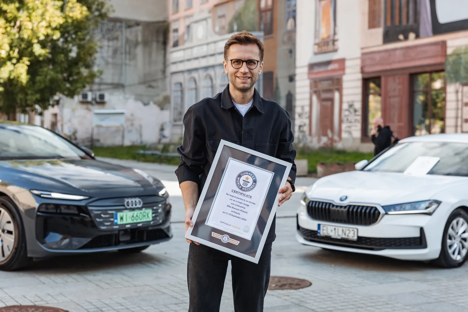 Marczyk em sua cidade natal, Łódź, com seu A6-e-tron e Skoda Superb que estabeleceram o recorde mundial