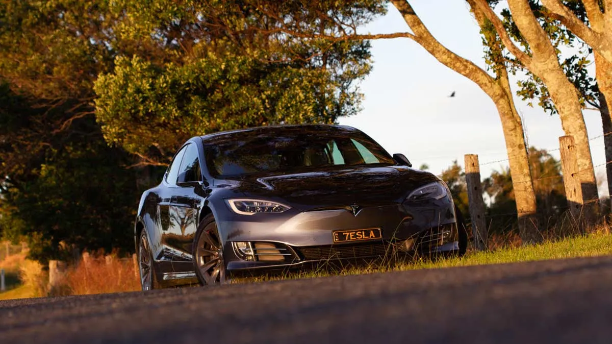 Motorista australiano da Tesla percorre 600.000 milhas com o Model S, fazendo apenas uma troca de bateria e uma substituição de pastilhas de freio