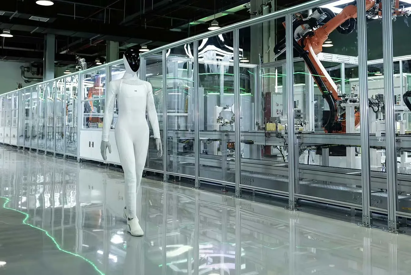 Il robot umanoide Xpeng Iron su una linea di produzione