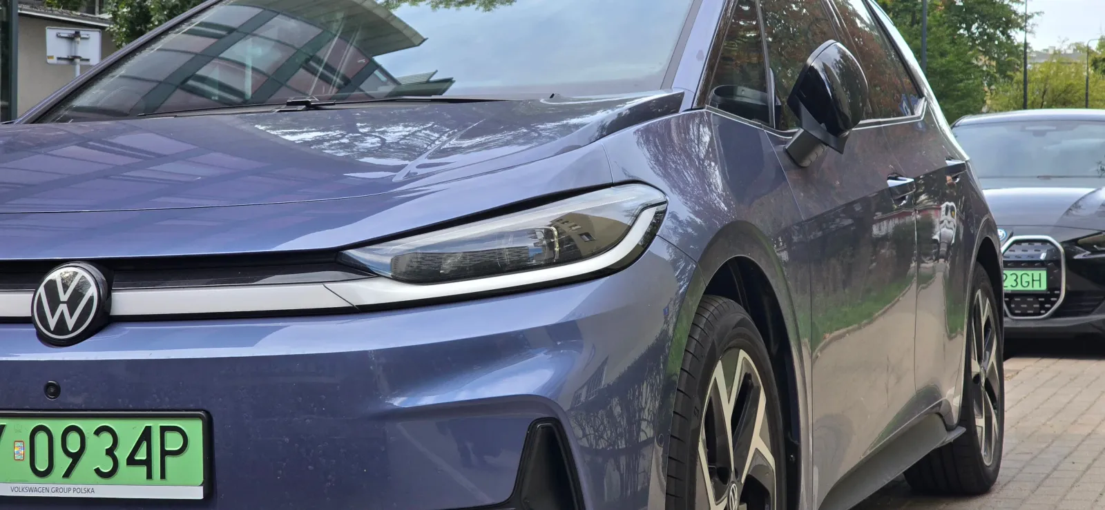 Badanie ADAC: Małe „spalinówki” drożeją, „elektryków” przybywa. Zbędne wyposażenie sztucznie winduje ceny!