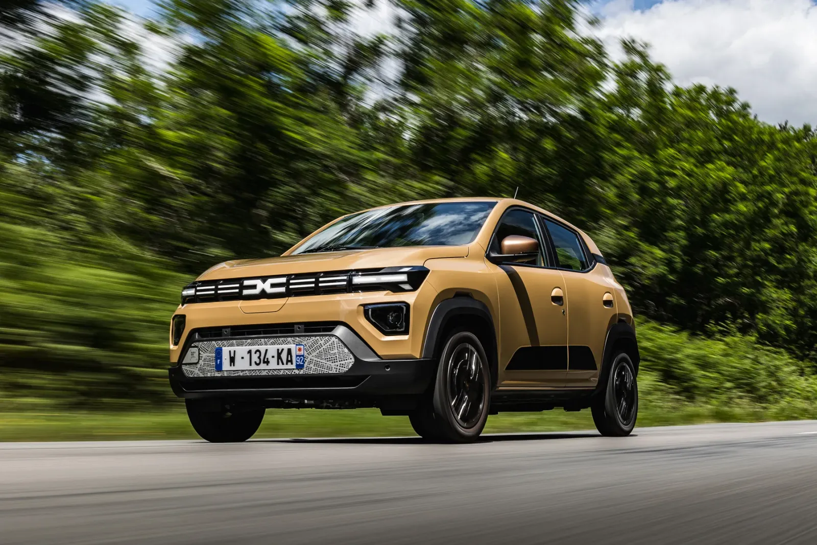 Badanie ADAC: Małe „spalinówki” drożeją, „elektryków” przybywa. Zbędne wyposażenie sztucznie winduje ceny! - Dacia spring 11
