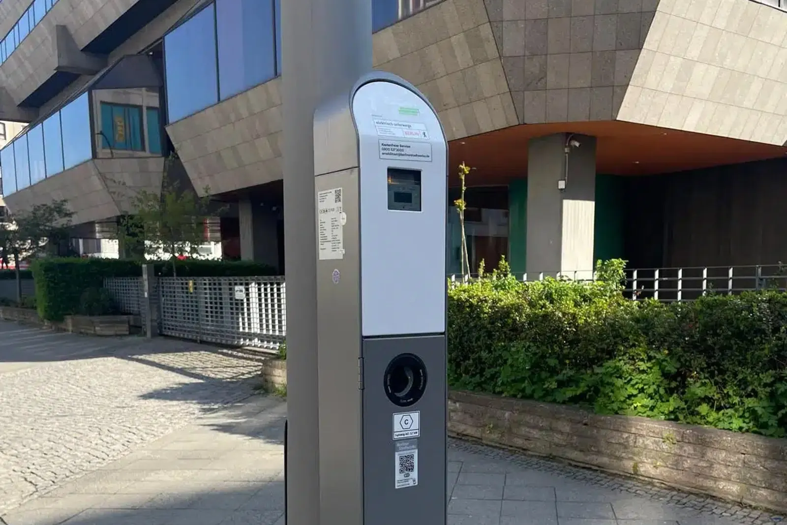 BDEW-Umfrage: Ladehubs gewinnen bei E-Auto-Fahrern deutlich an Bedeutung