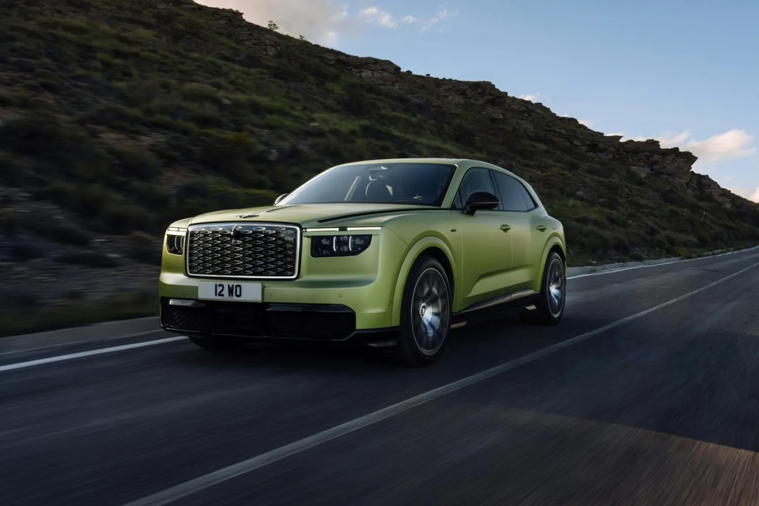 O Bentley Torcal tem 888 KM e 600 km de autonomia WLTP. A carga de 10% a 80% tem duas versões.