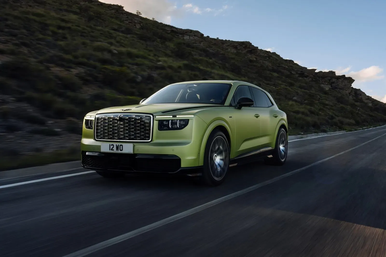 SUV elétrico Bentley Torcal dirigindo em uma estrada de montanha