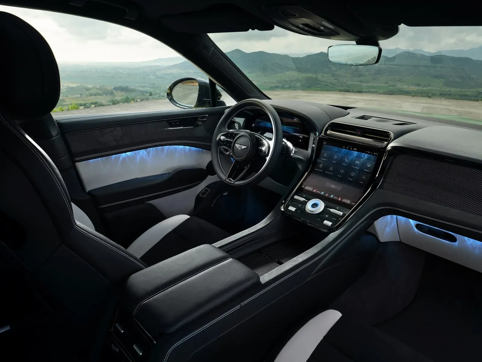 Interior do Bentley Torcal com telas OLED curvas