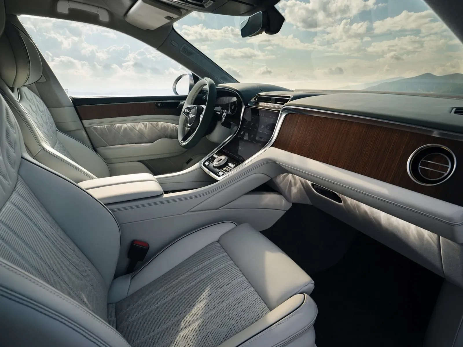 Interior do Bentley Torcal com revestimento em nogueira e couro claro