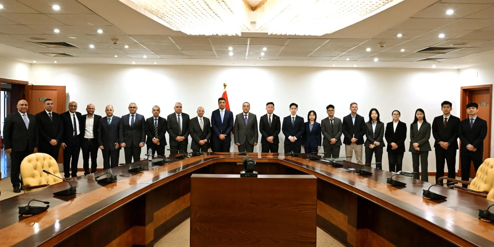 Immagine 2: Rappresentanti di BME e CATL durante la firma del contratto per la prevista produzione di batterie in Egitto.