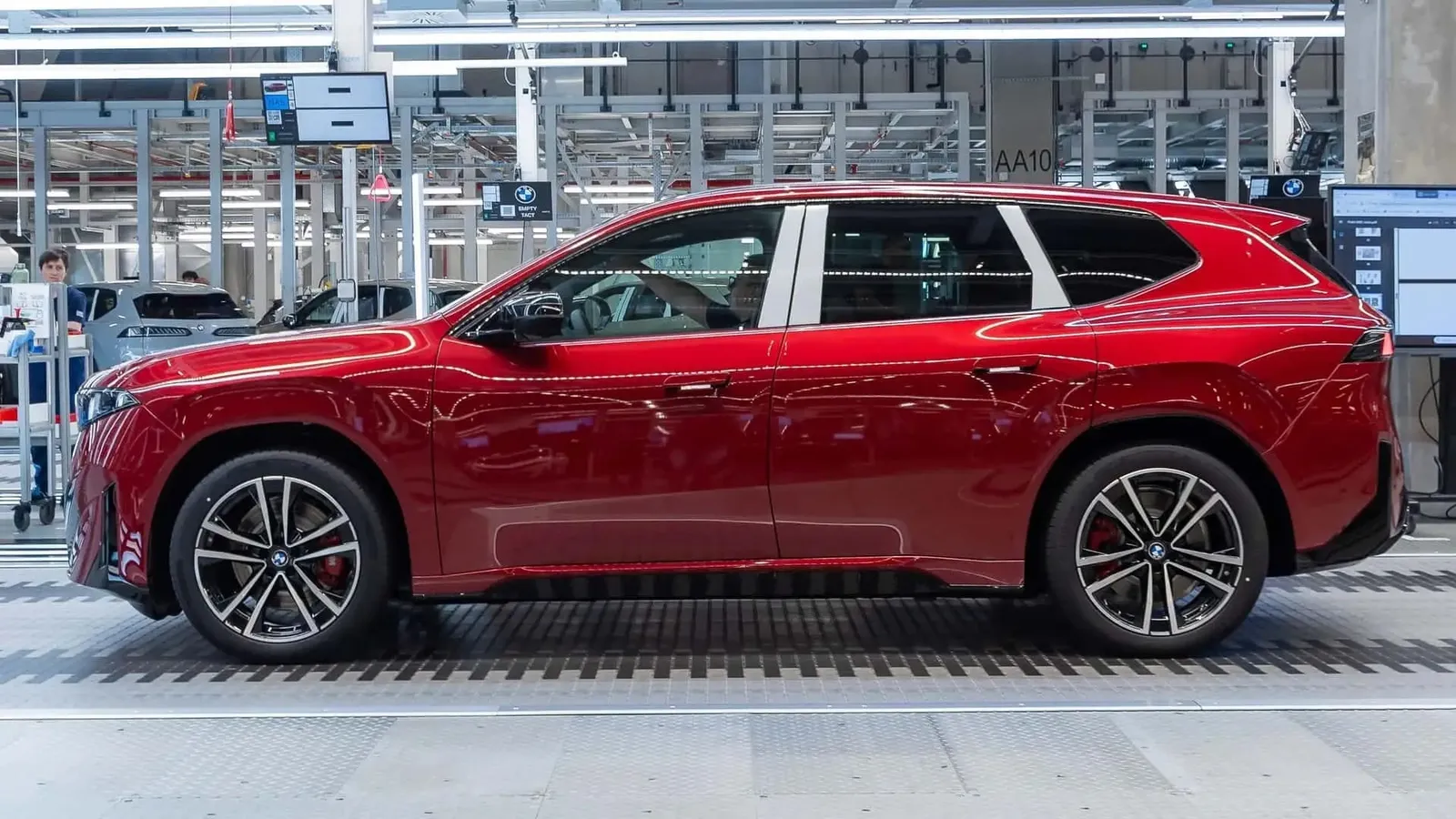 BMW iX3 dobiło do 100 tys. zamówień w Europie. Fabryka na Węgrzech pracuje już 24 godziny na dobę