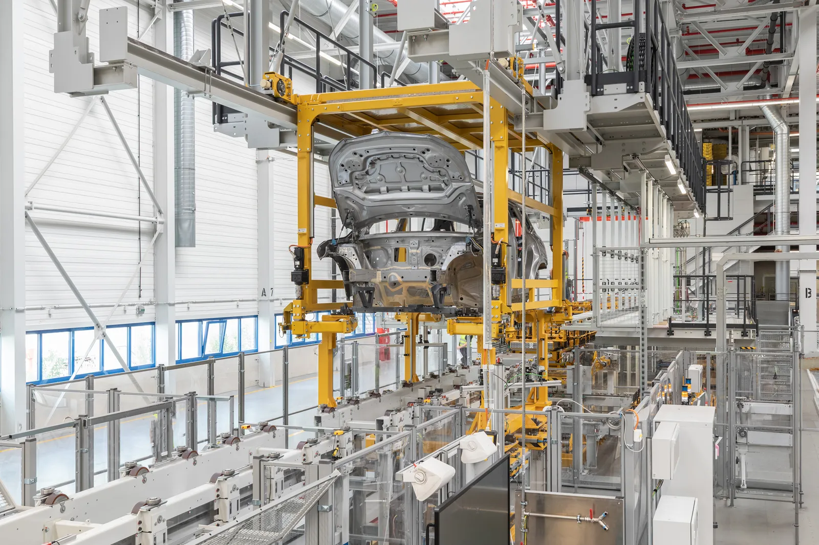Assemblaggio preliminare delle batterie ad alta tensione nello stabilimento BMW di Regensburg per la produzione della Neue Klasse.