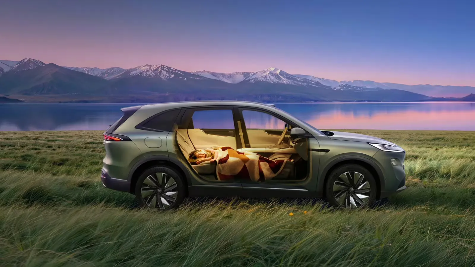 Imagem promocional em corte de um Buick Electra E7 verde ao lado de um lago, mostrando um passageiro descansando em assentos reclináveis.