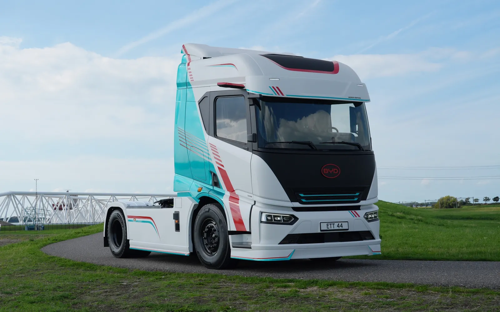 BYD ETT 44, nowa elektryczna ciężarówka (DMC = 44 t) z baterią 651 kWh i ładowaniem w 20 minut z mocą 1,5 MW