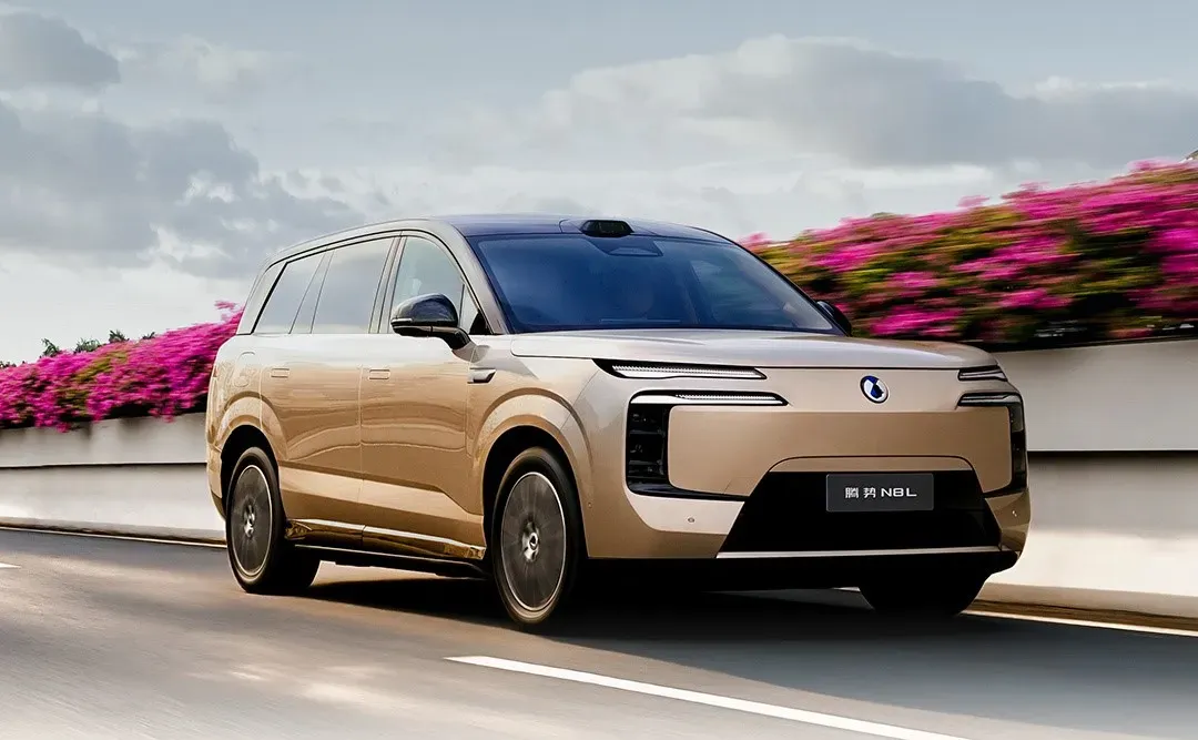 BYD-Denza-N8L-EV-luxury-SUV