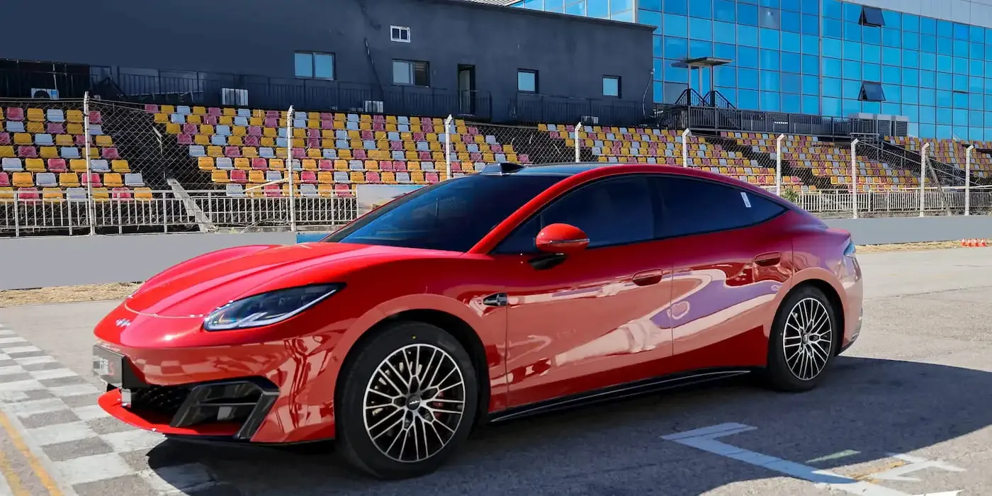 BYD compite con el Tesla Model 3 con su nuevo EV Formula S, cuyo precio comienza por debajo de los 29,000 dólares.
