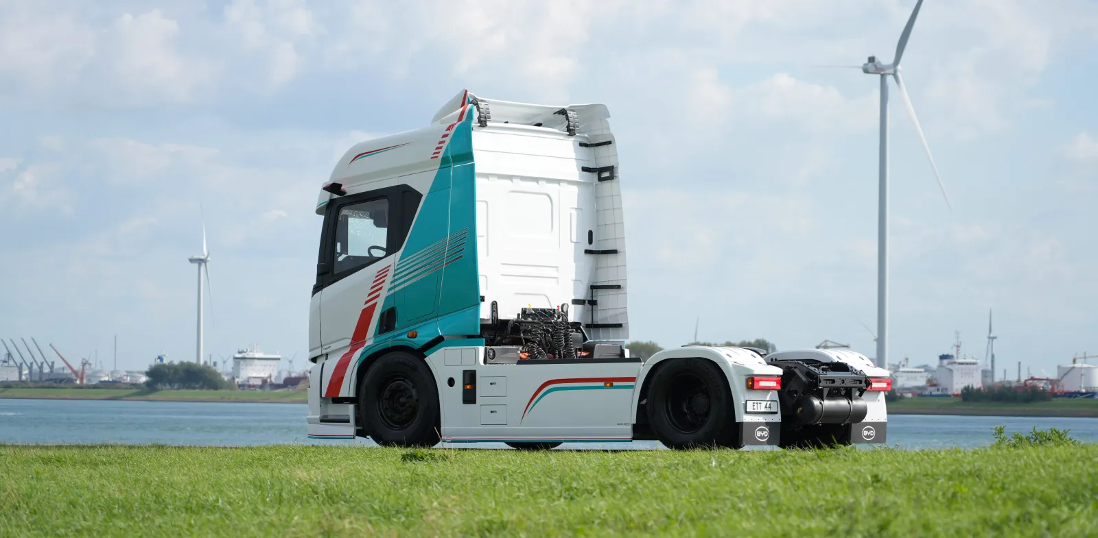 BYD unveils flagship 600 km electric truck with 1.5 MW charging