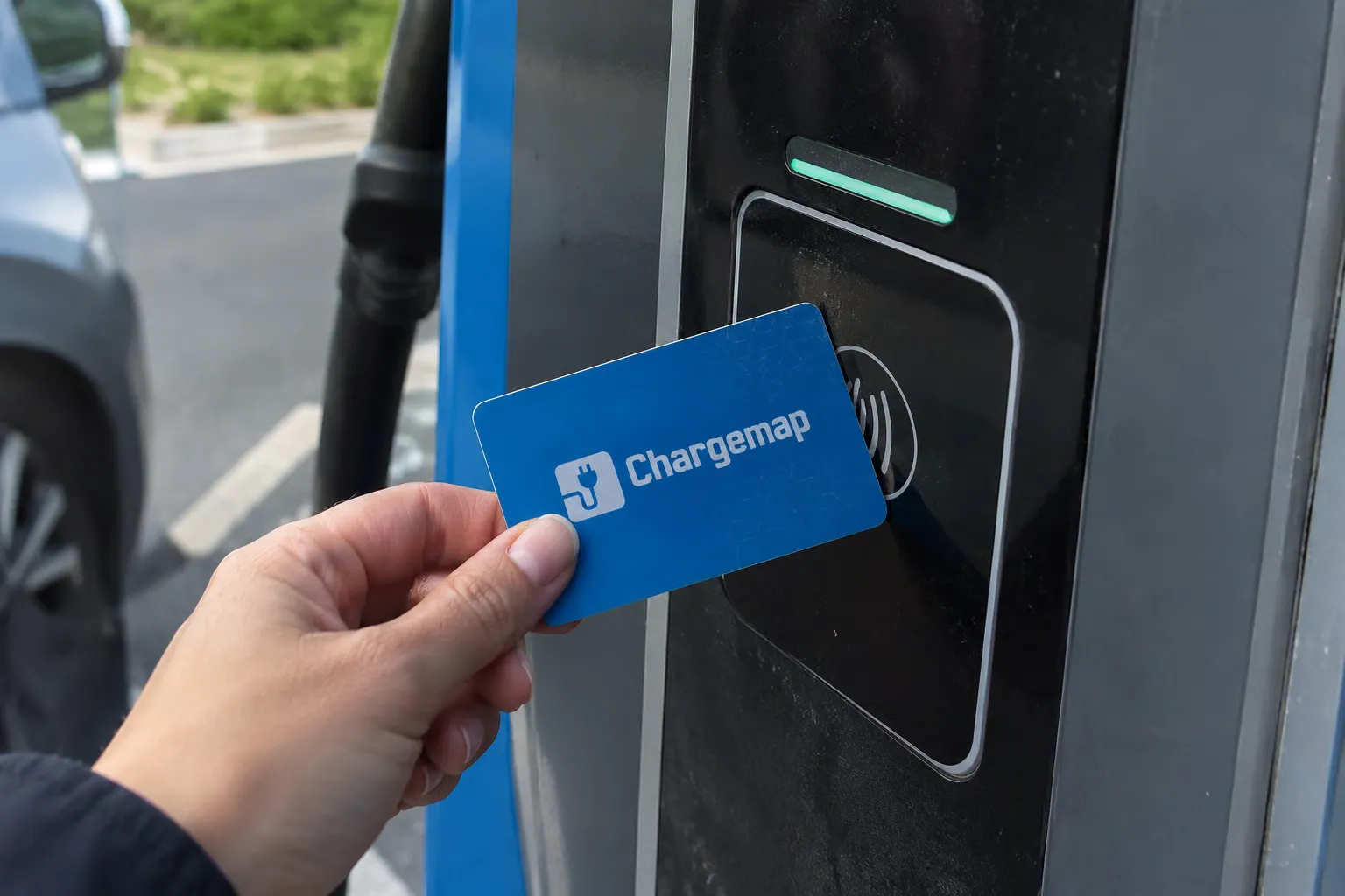 Cartão de recarga Chargemap inserido no leitor RFID de uma estação para carros elétricos