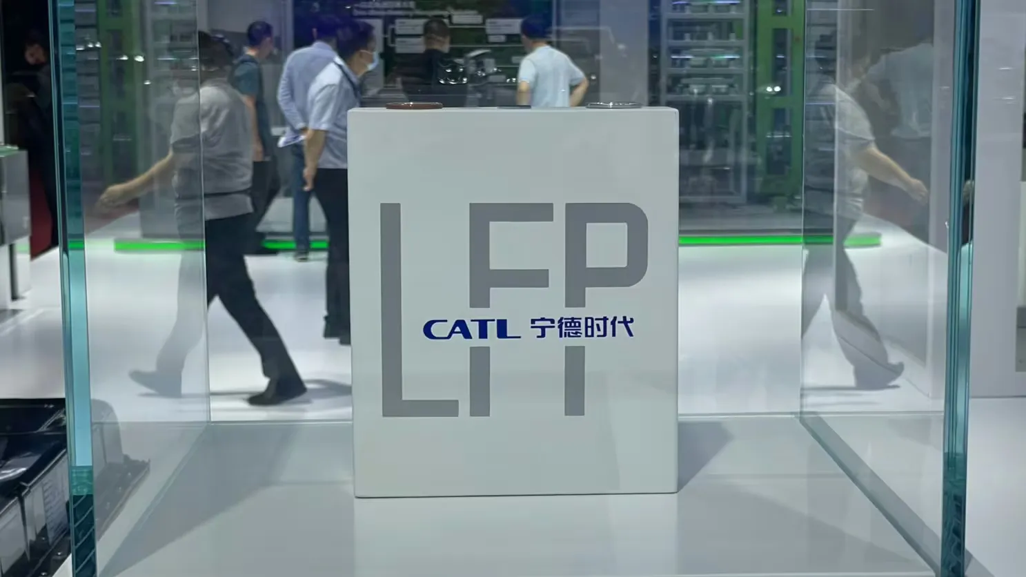 Célula de bateria LFP da CATL em uma vitrine de vidro na Feira Automotiva de Xangai, em abril de 2023.