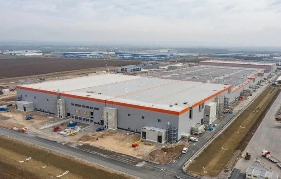 CATL começa a fabricar baterias na Europa: sua nova fábrica produzirá até 100 GWh por ano