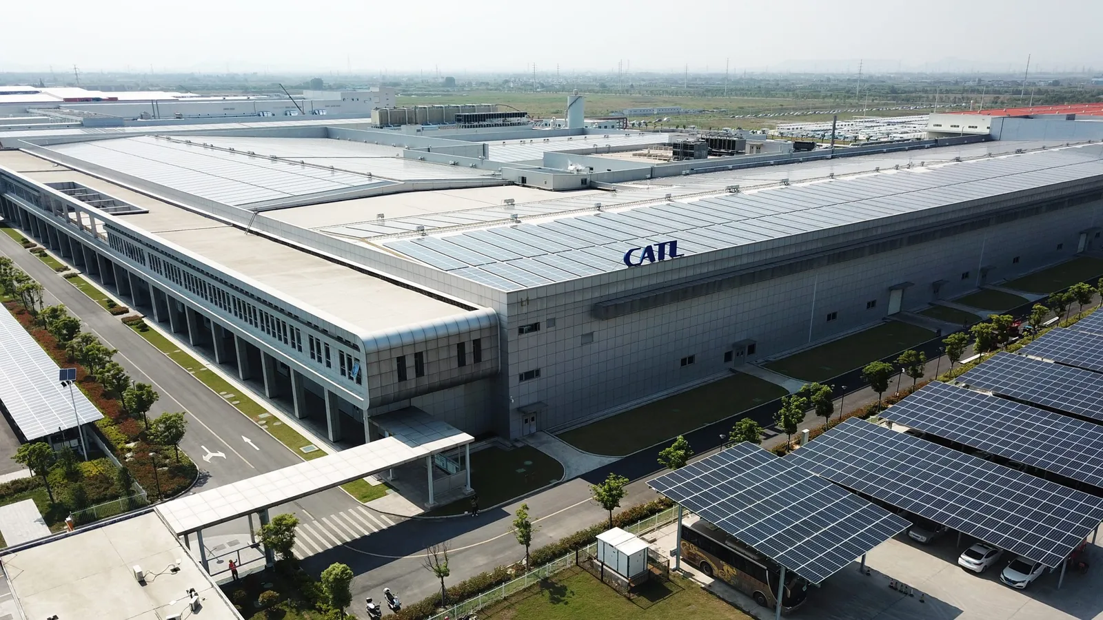 A gigofábrica de 100 GWh da CATL na Hungria inicia a produção experimental de baterias após fechamento temporário