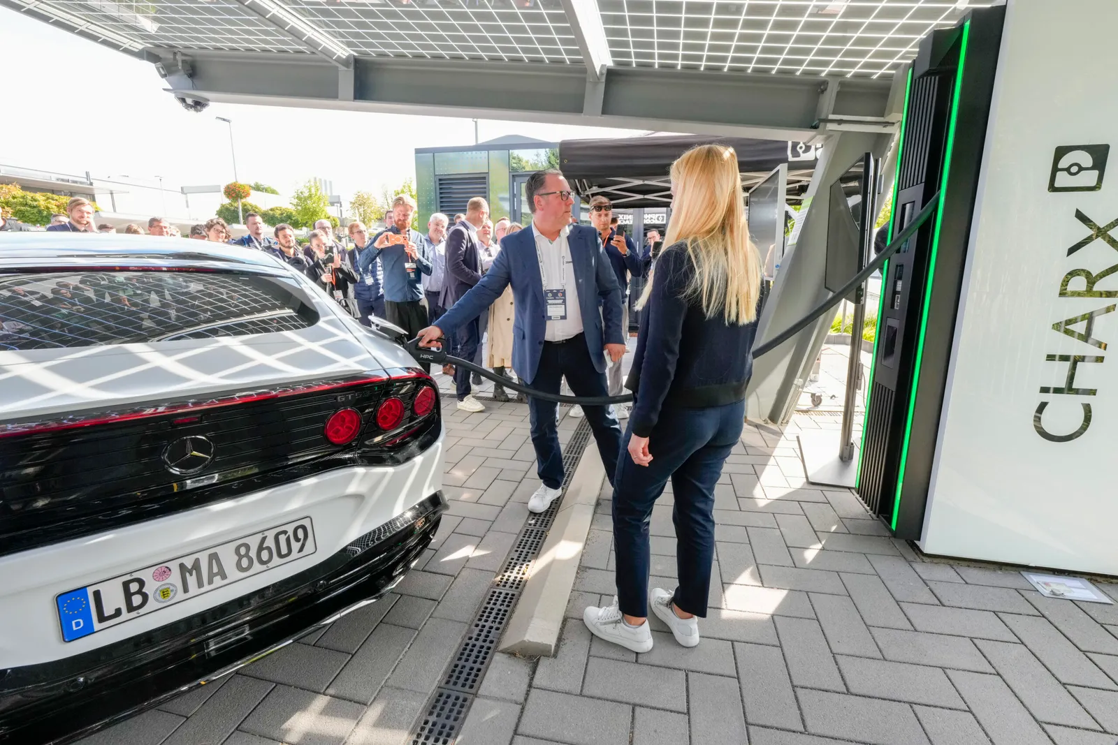 Imagem 2: Conferência CharIN Testival com representação em escala da Mercedes AMG