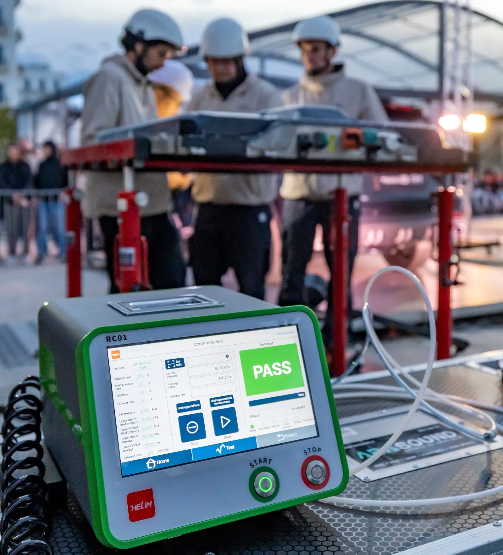 A Chery mergulhou a bateria em água salgada por 24 horas. Depois, o Tiggo 9 CSH colidiu seu chassi com um obstáculo – teste da bateria Chery 2