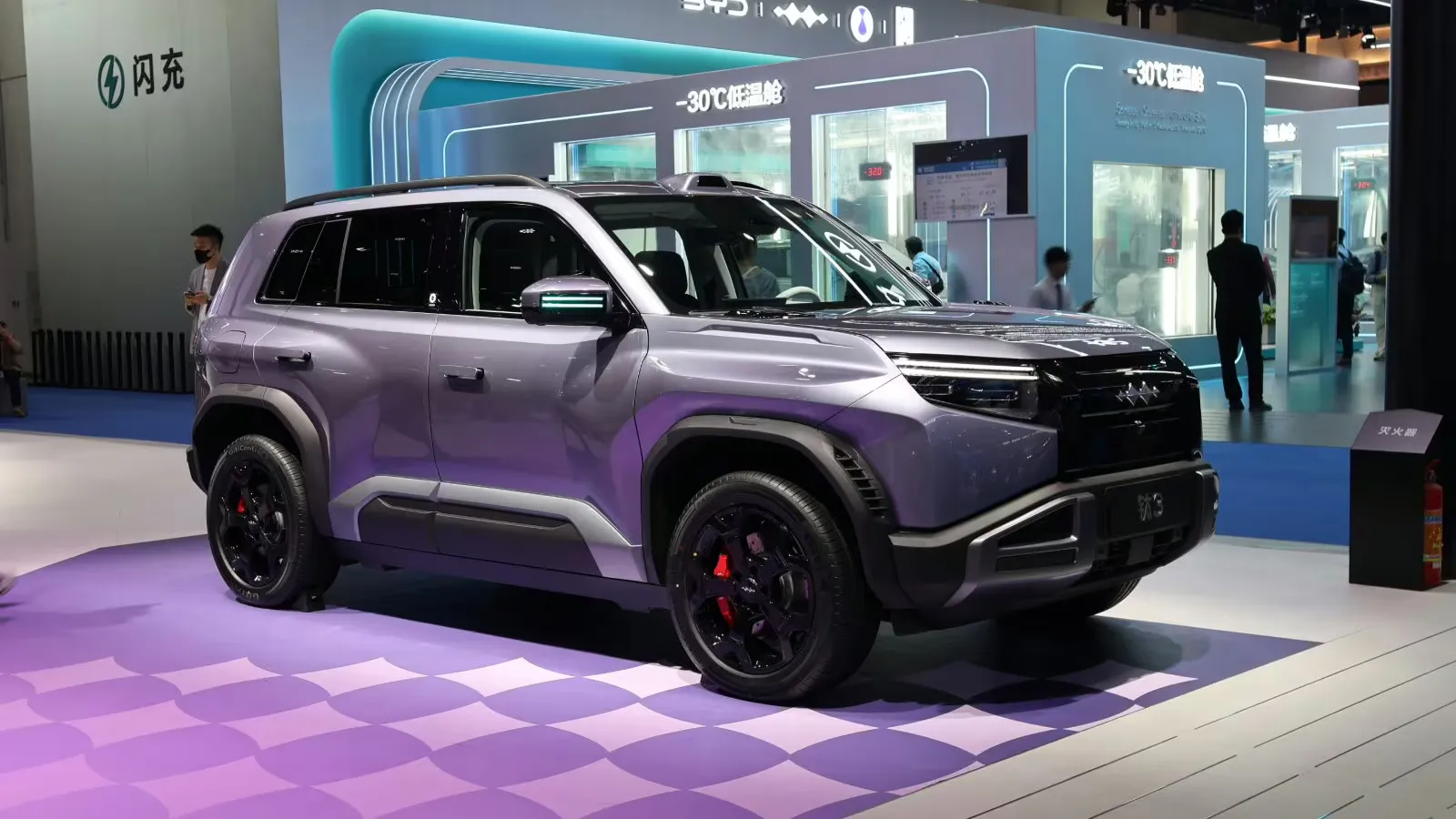 Vorderansicht von drei Vierteln eines silbernen BYD Fang Cheng Bao Tai 3 SUV, das auf der Autoausstellung in Peking 2026 ausgestellt wird.