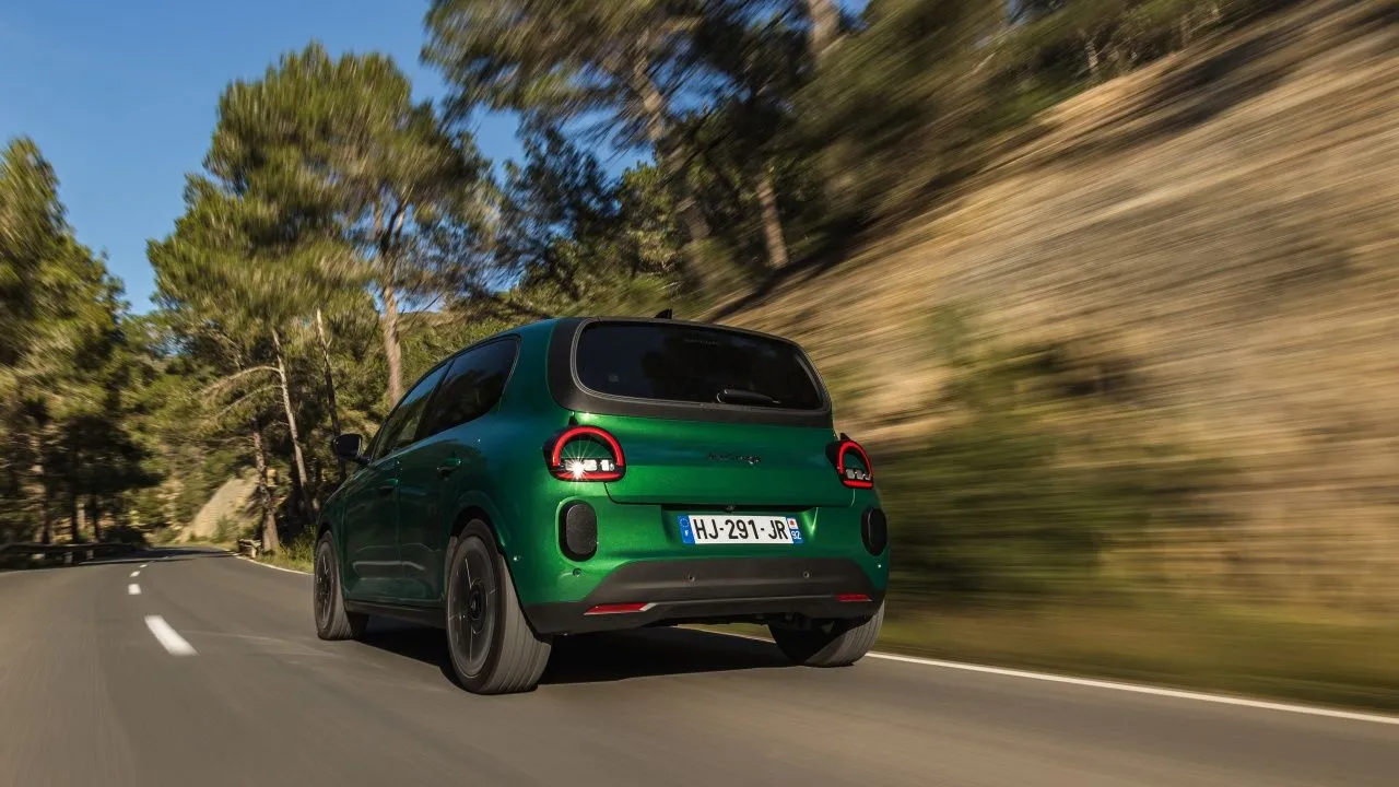 China ya presenta casi 3 coches nuevos al día y Renault avisa del peligro de correr demasiado