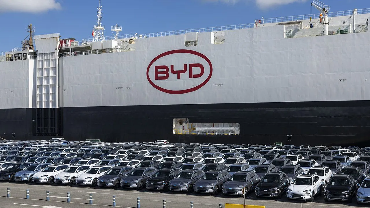 China ya vende fuera lo que no consigue colocar dentro: sus exportaciones de coches crecen un 77,5%