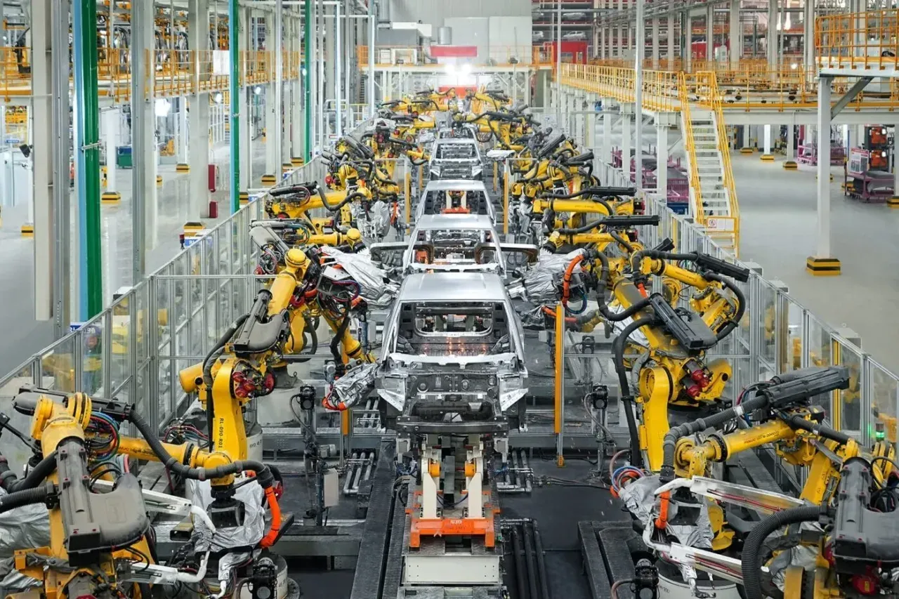 La Cina vuole che entro il 2030 il 70% delle auto sia di tipo NEV. Il piano è ambizioso, ma il mercato è già quasi arrivato a quel livello.