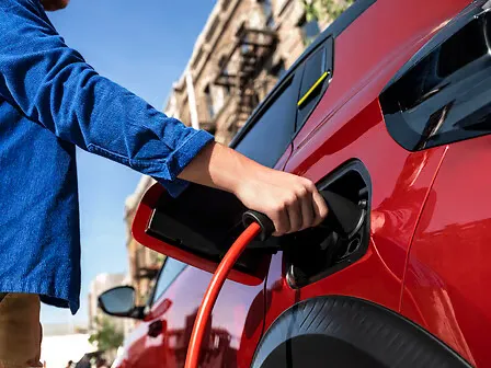 Ricarica della Citroën ë-C3 elettrica su una colonnina in città