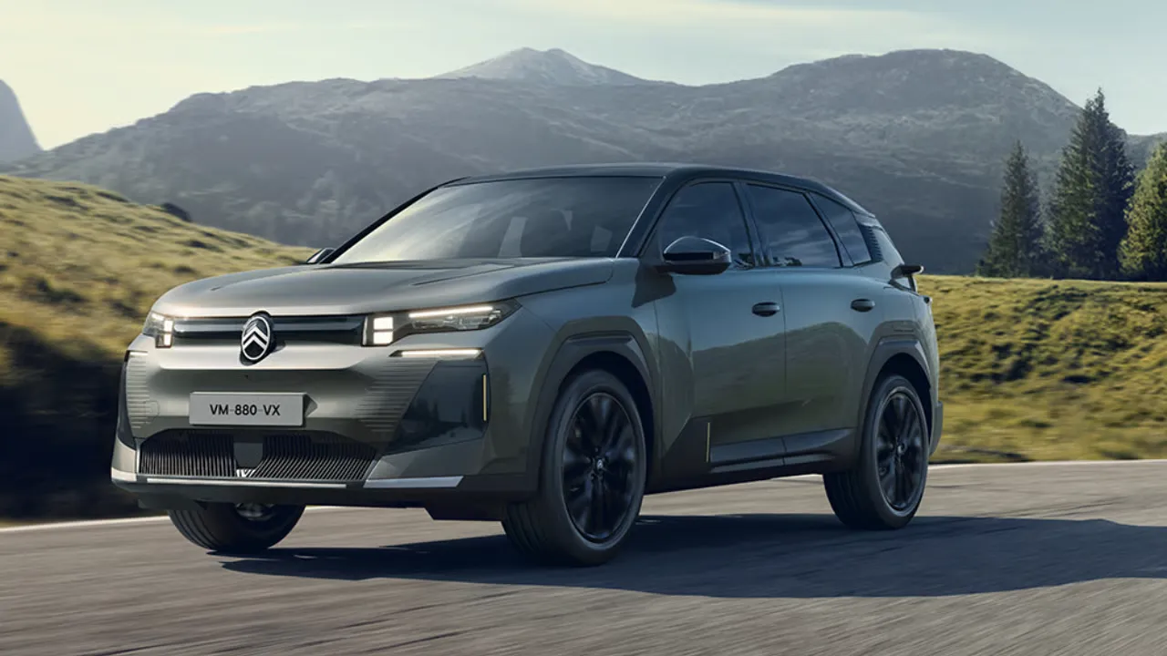 Citroën ë-C5 Aircross SUV elettrico che percorre una strada di montagna