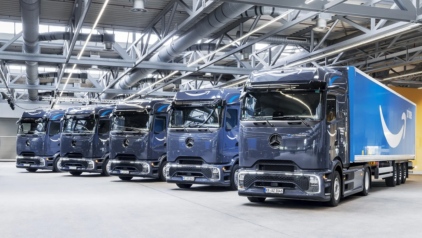 Mit 600 kWh Batteriekapazität und einer Reichweite von 560 km kauft Amazon 50 neue Elektro-Lkw von Mercedes für Europa.