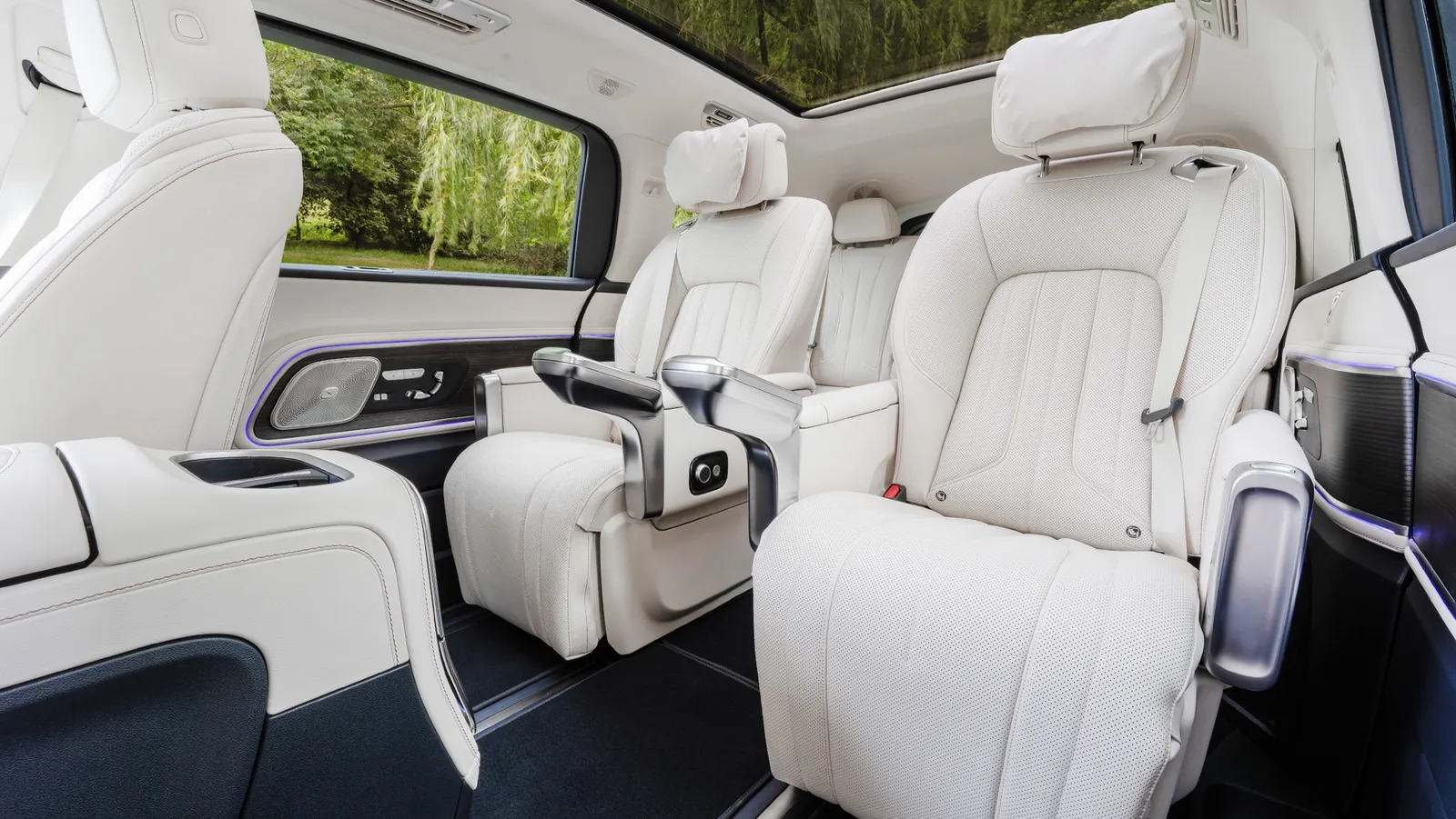 Con 654 km di autonomia, 422 CV e 8 posti, l’elettrico Mercedes più adatto alle famiglie vede ridotto il suo prezzo di ingresso di quasi 12.000€.