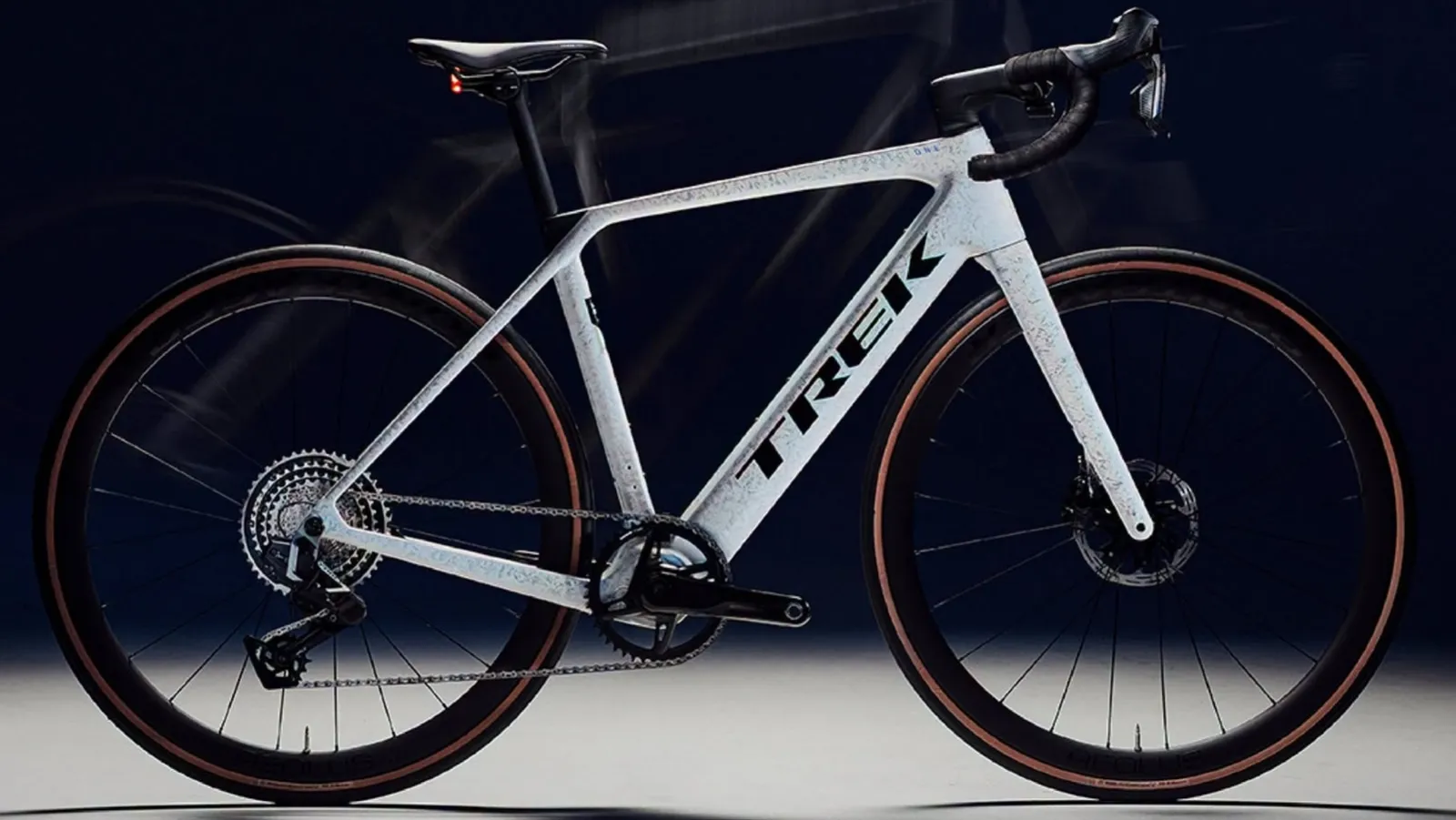 Mit einem Gewicht von nur 11 kg gehört dieses neue Straßen-Elektrofahrrad zu den leichtesten der Welt.
