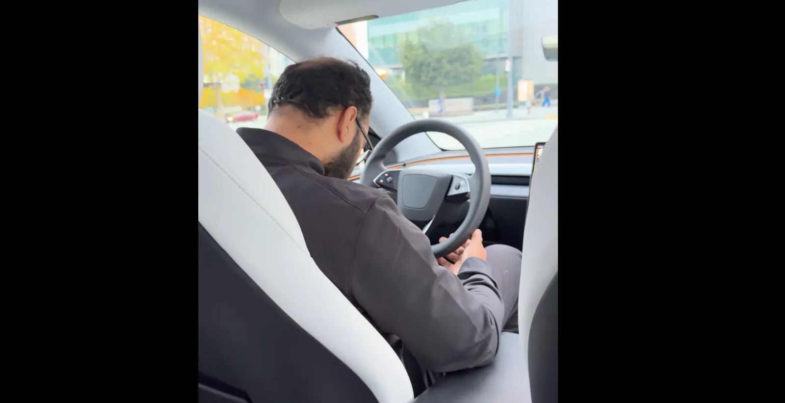 Un deputato esercita pressione sul DOT riguardo al Tesla FSD dopo 43 video di conducenti addormentati