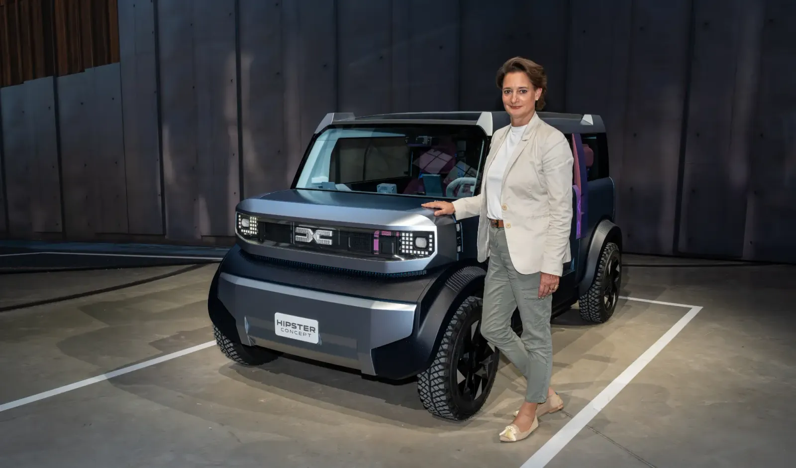 Dacia-CEO Katrin Adt neben dem Dacia-Hipster-Prototyp