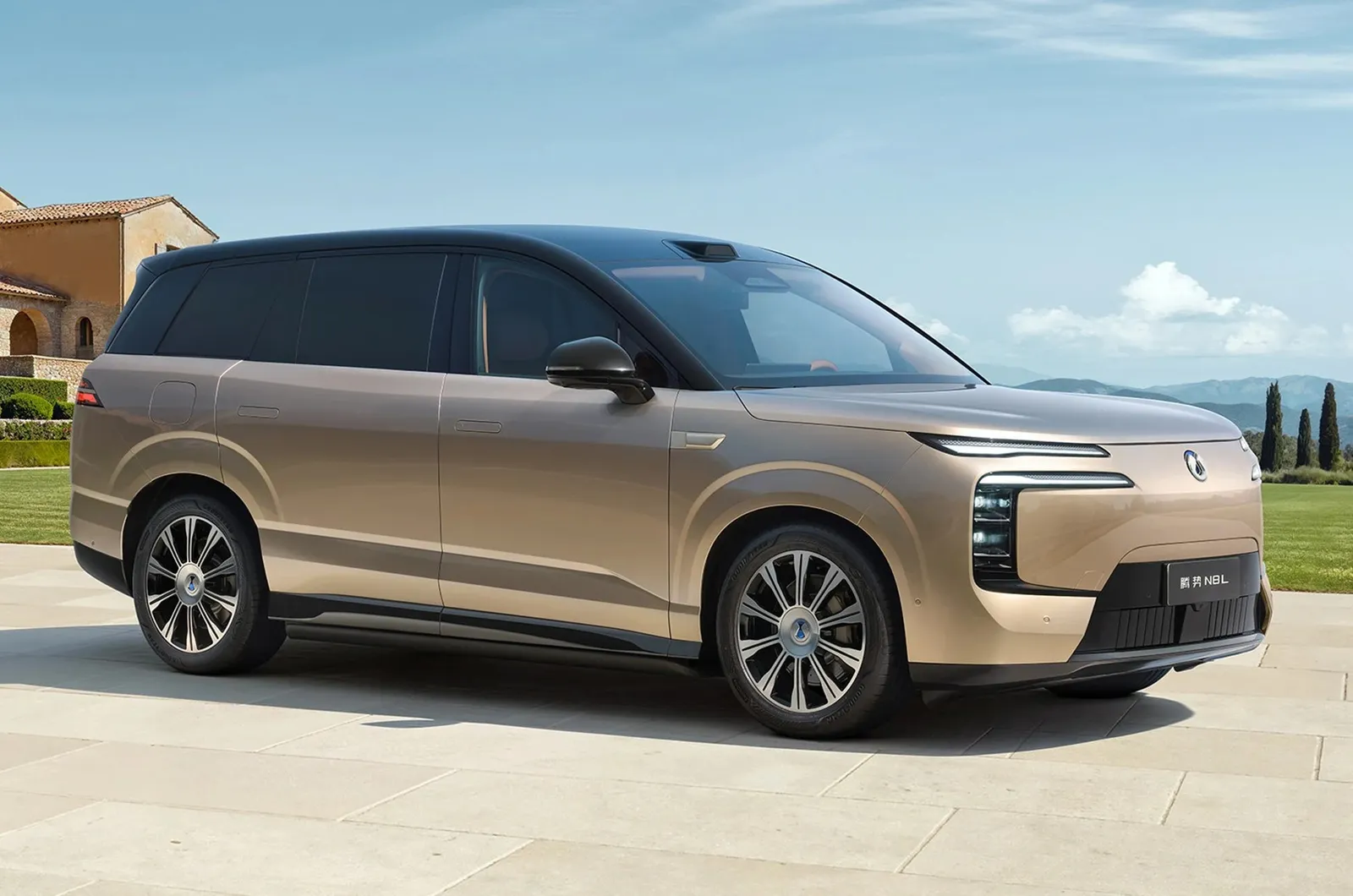 Denza N8L EV:拥有370千瓦功率、续航里程达960公里的豪华SUV