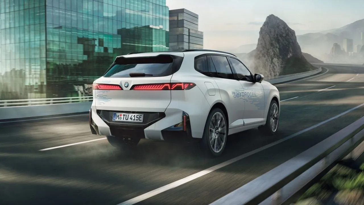 Der BMW iX5 Hydrogen mit Wasserstoff-Brennstoffzelle wird eine geringere Reichweite haben als der elektrische iX5 mit Batterie.