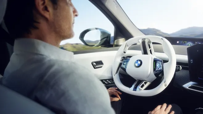 bmw remove botões físicos; motoristas dizem preferir interagir com telas