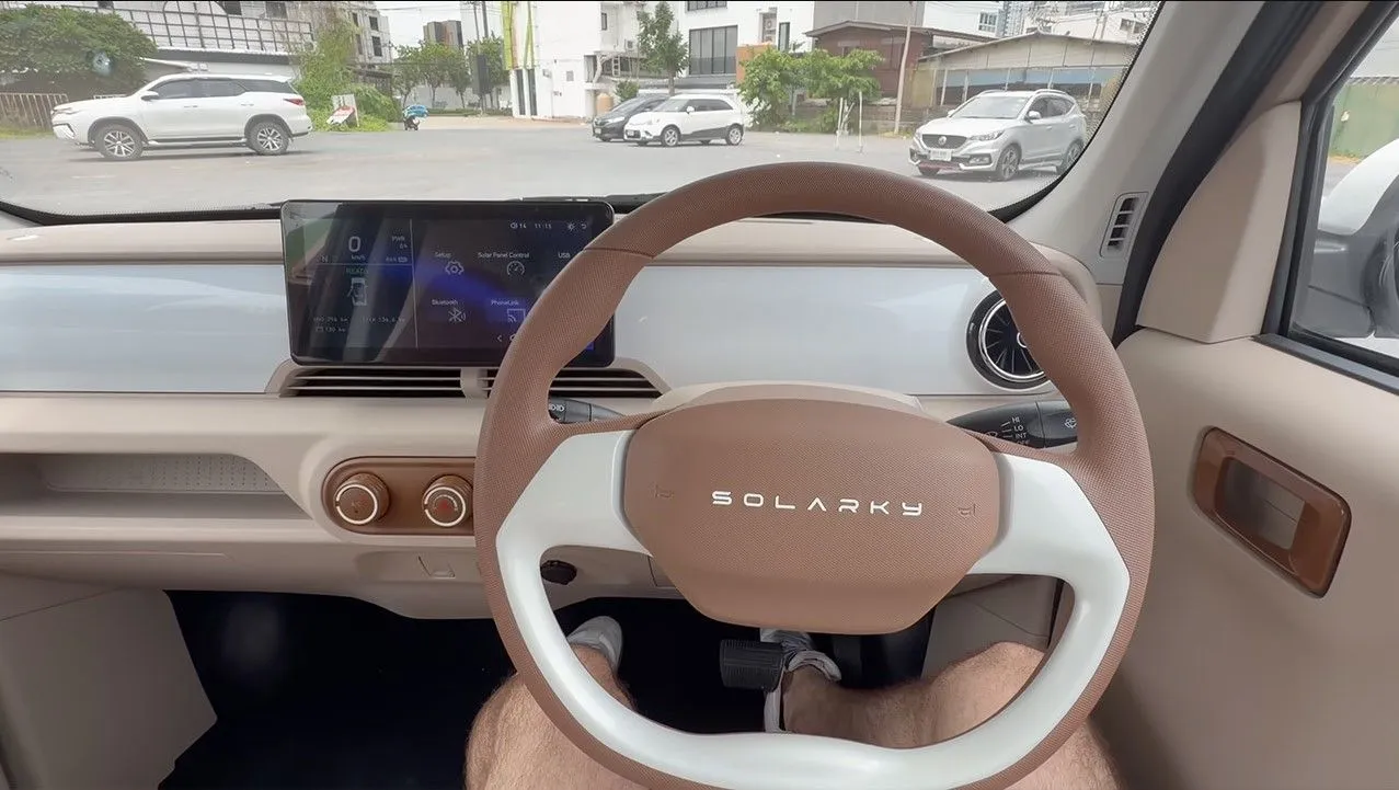 L’auto solare da 7.000 euro che si ricarica mentre è parcheggiata: fino a 55 km gratis al giorno