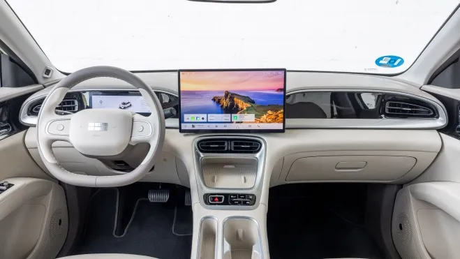 Interior do Geely E2