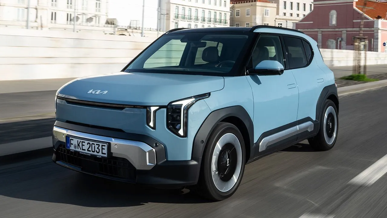 La Kia EV2 dimostra perché non bisogna fidarsi della potenza massima di carica: la batteria piccola si carica quasi altrettanto velocemente della grande.
