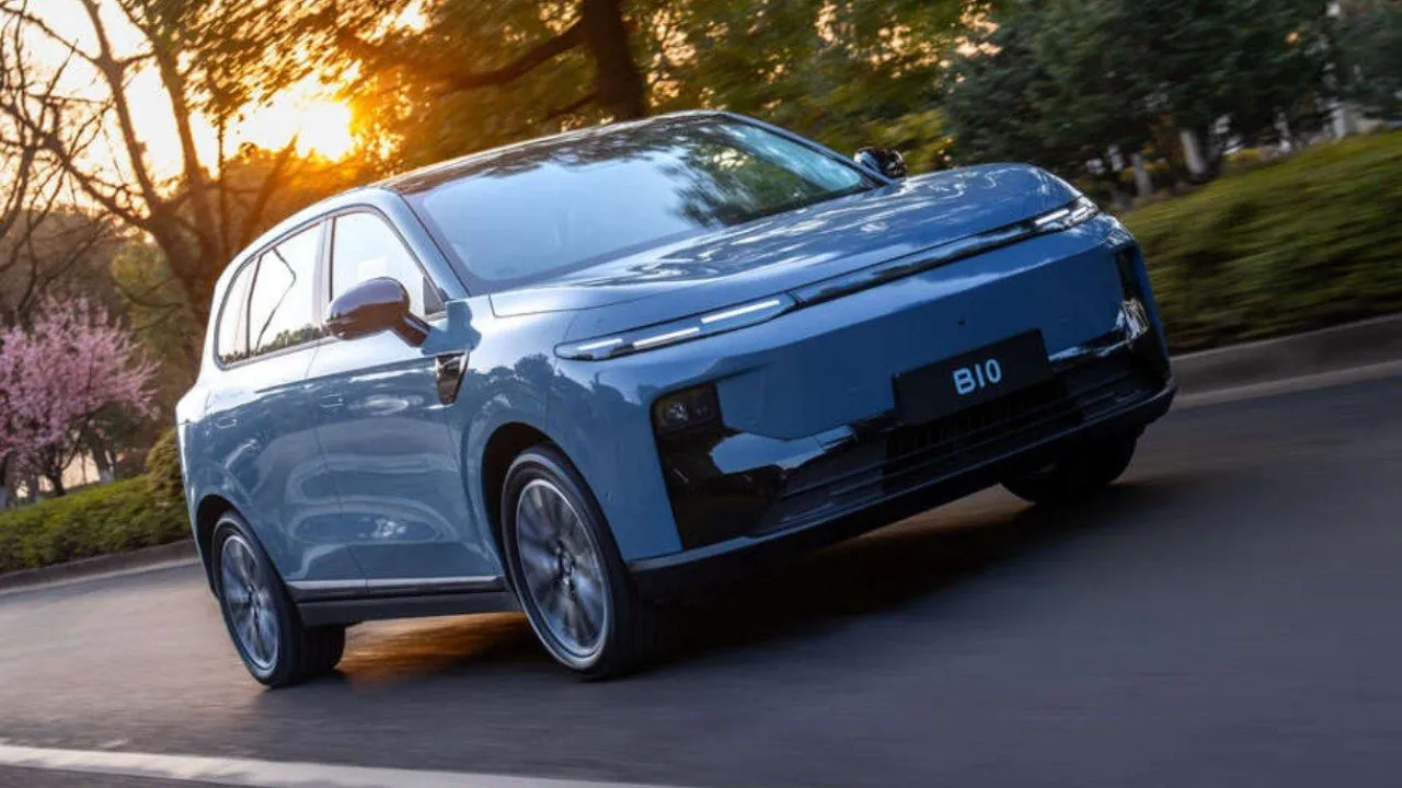 Leapmotor präsentiert seine beiden neuen SUVs für Europa: den B03X und einen B10 mit EREV-Technologie